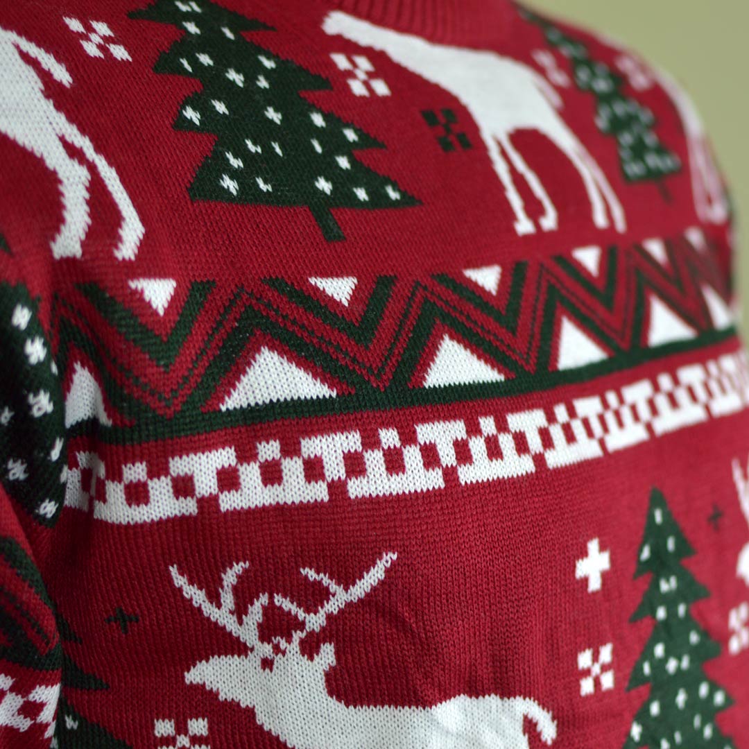 Czerwony Sweter Świąteczny z Choinkami i Reniferami Szczegół śnieg