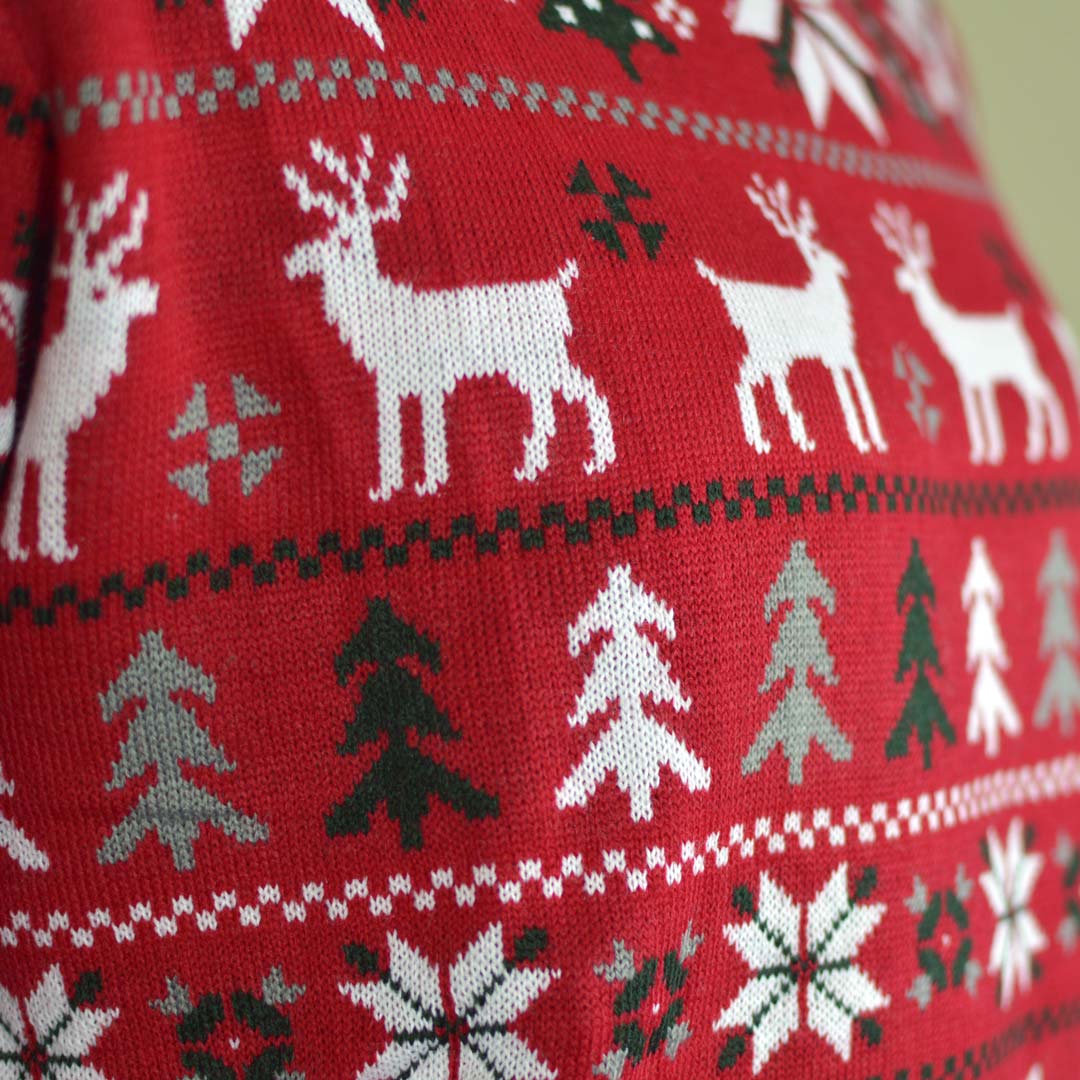 Czerwony Sweter Świąteczny z Reniferami, Choinkami i Gwiazda Polarna Szczegół śnieg