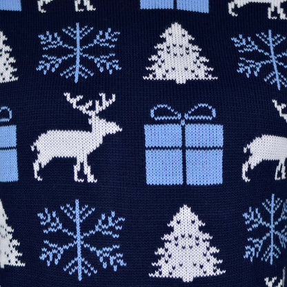 Niebieski Sweter Świąteczny z Reniferami, Prezentami i Choinkami szczegol